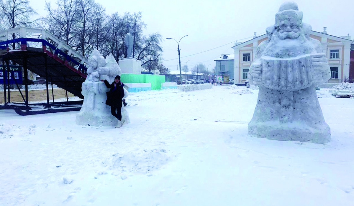 Невысокие фигурки из сероватого снега не украсили праздничный городок на площади Артемовского.