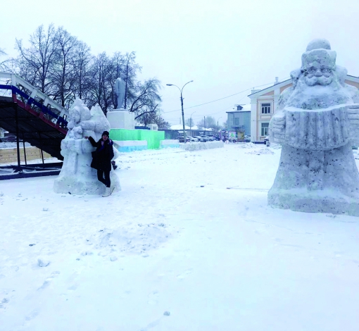 Невысокие фигурки из сероватого снега не украсили праздничный городок на площади Артемовского.