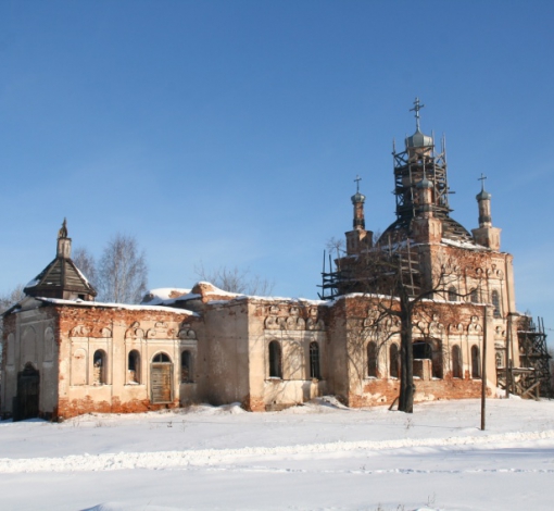 Церковь Николая Чудотворца в Шогринском еще не восстановлена, но службы тут проводят.
