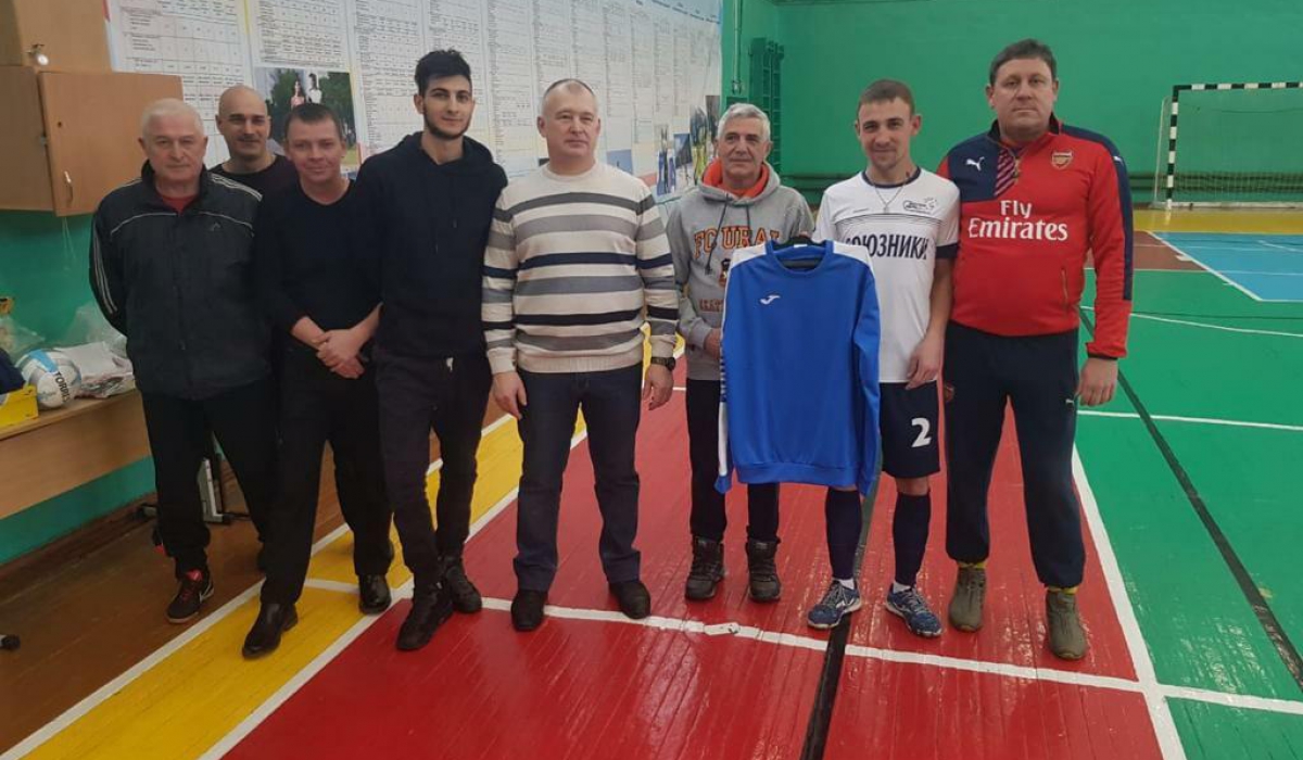 Футболистам помогают предприниматели - как Григорий Друмлевич (третий справа), новую форму купил Константин Трофимов (первый справа).