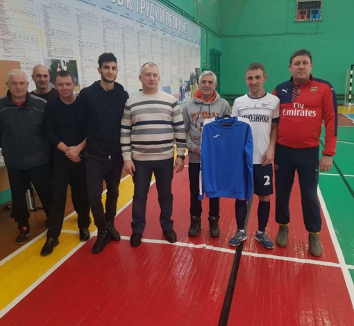 Футболистам помогают предприниматели - как Григорий Друмлевич (третий справа), новую форму купил Константин Трофимов (первый справа).