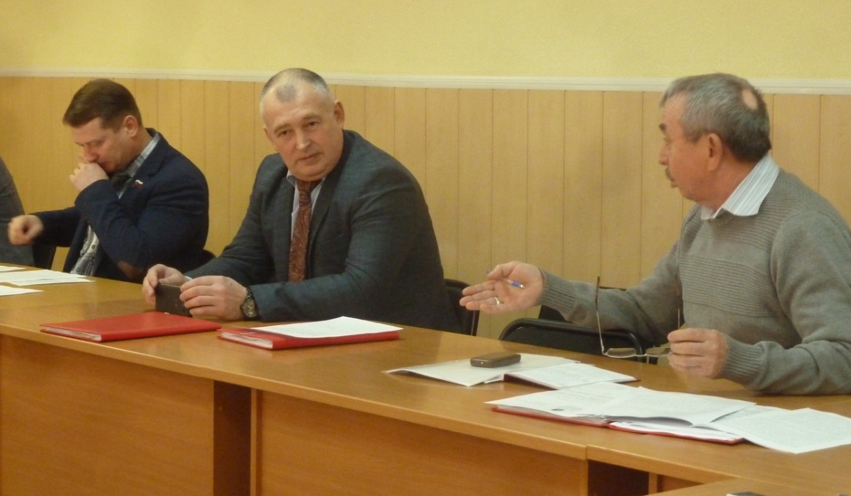 Депутаты задавали вопросы о финансах присутствовашему на заседании комиссии главе АГО Андрею Самочернову (на фото -в центре)