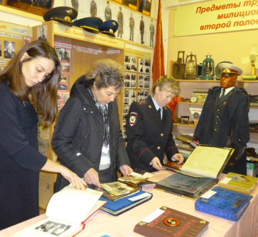  Снимки сотрудников, ветеранов во время армейской молодости очень заинтересовали женскую половину сотрудниц отдела МВД Артемовского.