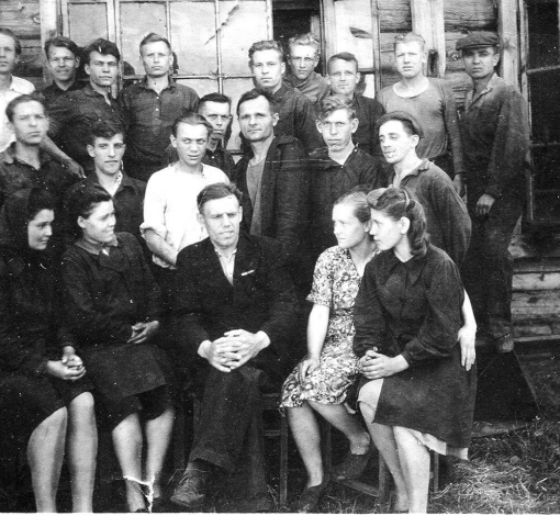Первые работники Егоршинского радиозавода - "гвардейский" десятый цех.