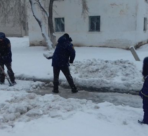 Улица Иванова в Сосновом Бору 14 марта. Мало того, что снег летит, так еще и фекалии снова по поселку плывут...