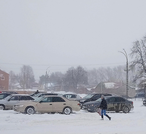Городская площадь, где находится здание администрации, засыпана снегом. Машины буксуют.