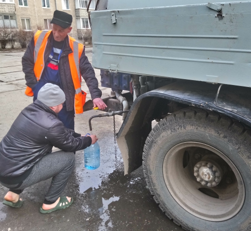 Воду жильцы набирают в емкости, какие нашлись дома. Из кранов вода потечет дай Бог к вечеру 11 апреля.