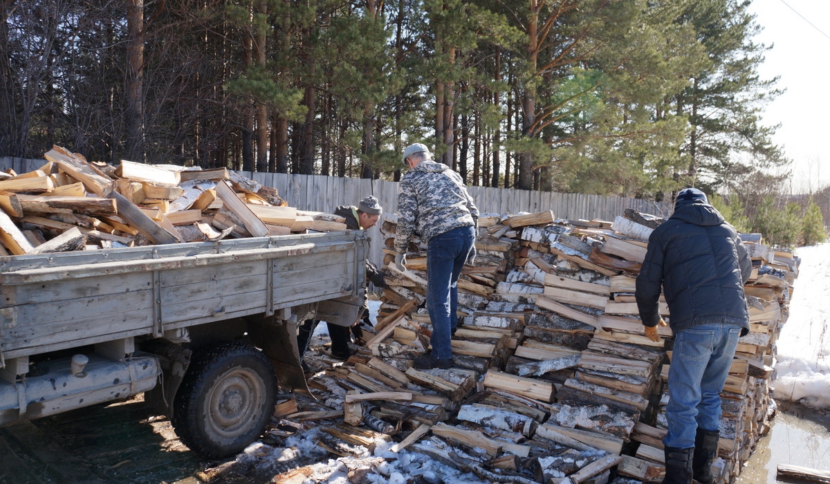 Пожилым одиноким людям прихожане помогли запастись дровами.