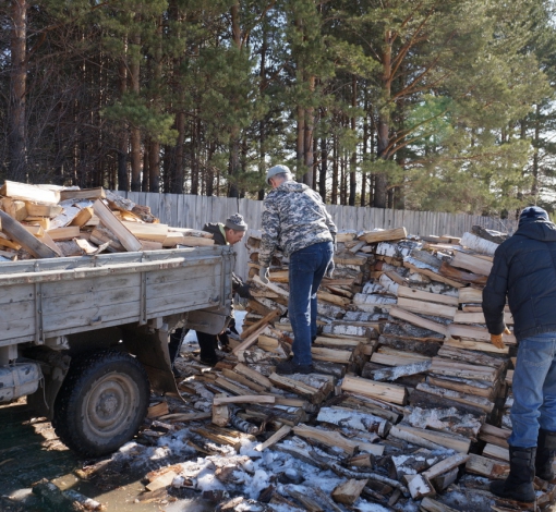 Пожилым одиноким людям прихожане помогли запастись дровами.