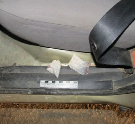В автомобиле обнаружили пакеты с наркосодержащим веществом.