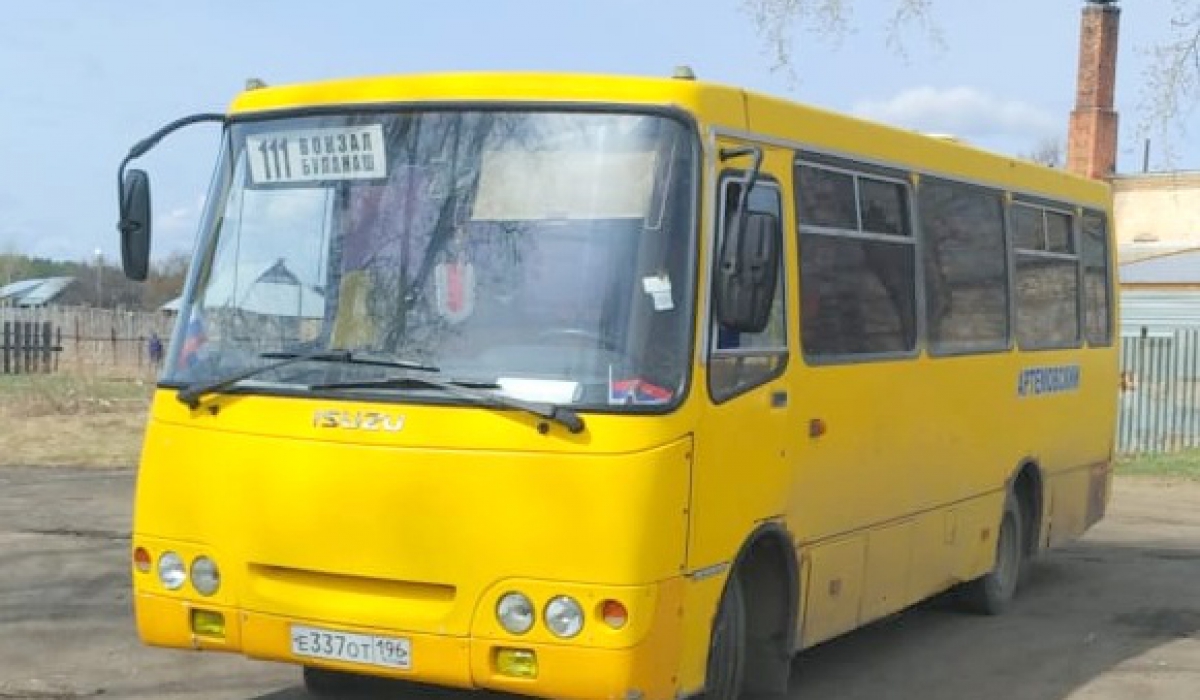 Вот на этом автобусе будут подвозить пенсионеров со станции к площади Советов 9 мая.
