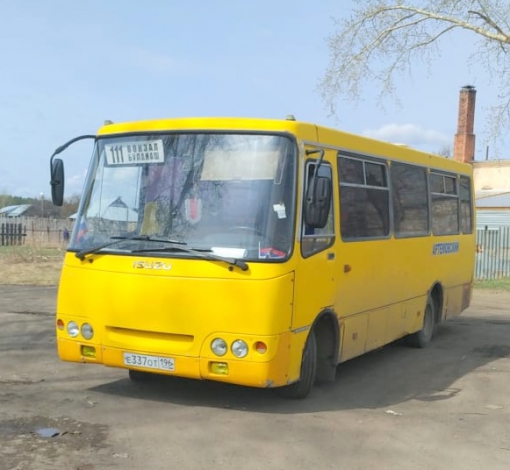 Вот на этом автобусе будут подвозить пенсионеров со станции к площади Советов 9 мая.