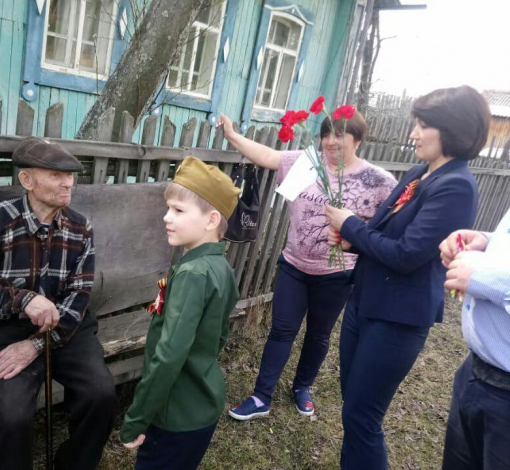 Участника войны Ивана Владимировича Беспамятных из поселка Незевай поздравили участники автомотопробега, который прошел 6 мая. Ветеран, которому исполнится 92 года, сам управляется по хозяйству. Его очень уважают и любят в поселке.