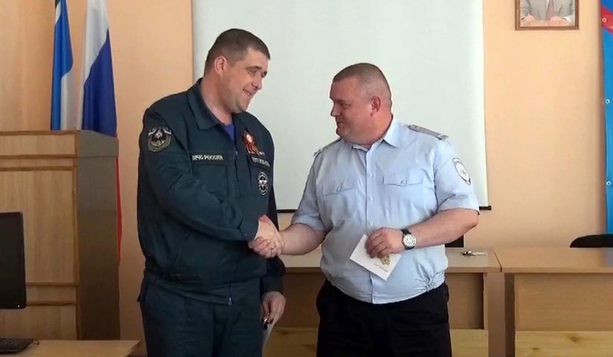 Полицейским вручили медаль от пожарных