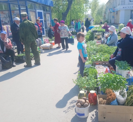 Торгуют на мини-рынке с 8 утра и до 3-4 часов дня.