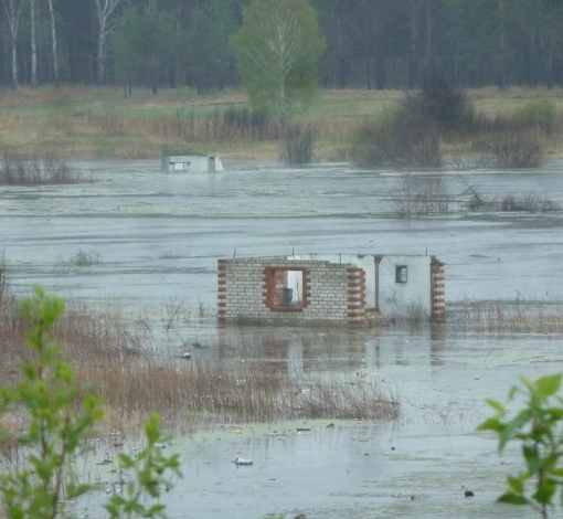 В поселке все больше участков заливает водой.