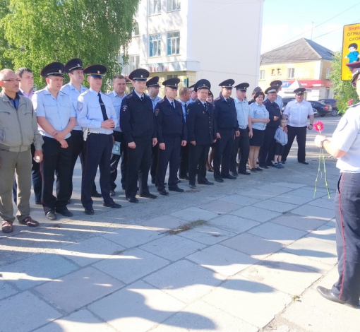 Сотрудники отдела МВД и его ветераны накануне 22 июня провели построение у памятника фронтовикам и тыловика Артемовского района.