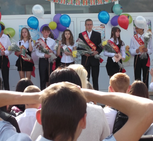 В Артемовском школу нынче заканчивают 212 выпускников 11-х классов. Девять классов за плечами 604 учеников.
