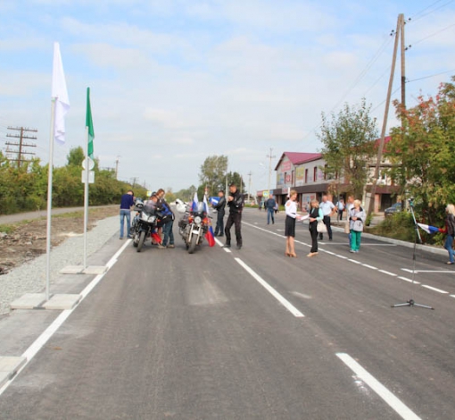 В 2017 году новую дорогу по ул. Ленина открывали торжественно первые лица района. Но никто не придал значения исчезновению скамеек с тротуара