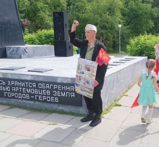 Сергей Никитин ходит по городу с плакатом, на котором фотографии открытых колодцев и газетные вырезки о трагедиях из-за недосмотра властей.