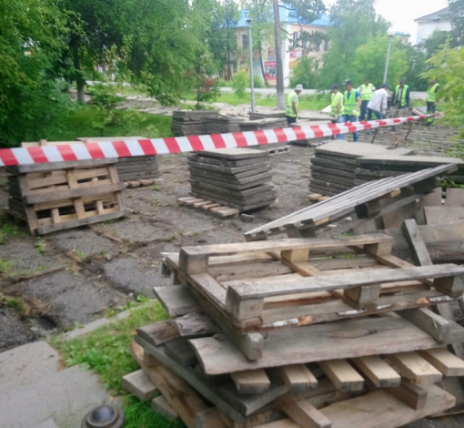 В сквере убирают плиты - их заменят на новые.