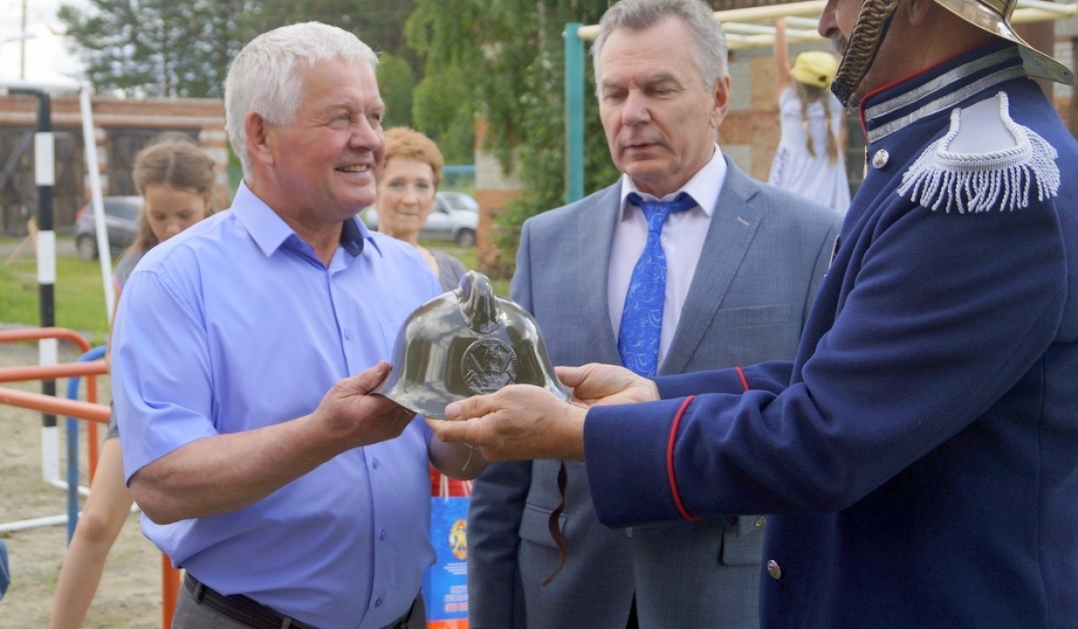 Пожарную каску вручили руководителю КЦСОН Артемовского Сергею Халямину.