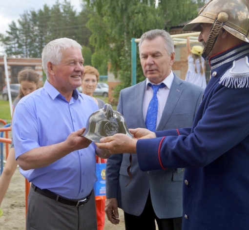 Пожарную каску вручили руководителю КЦСОН Артемовского Сергею Халямину.