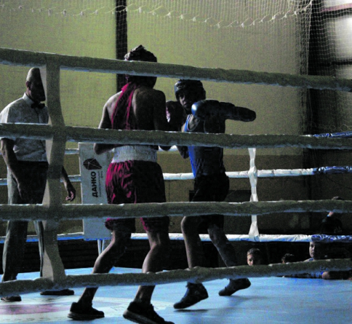 Боксеры сражаются на ринге