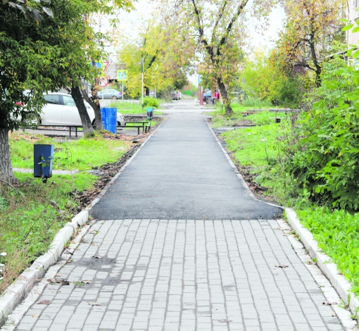  На ул. Почтовой в этом году тоже сделали новый тротуар. Он почему-то сузился. Но переживать не стоит, пояснили в «ЖКС». Здесь достаточно тротуара шириной в 2 м