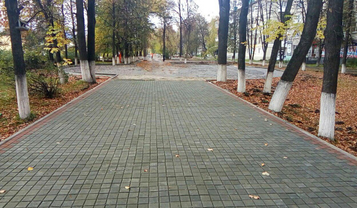 Крошится в руках -   в понедельник в городской сквер Победы привезли тротуарную плитку