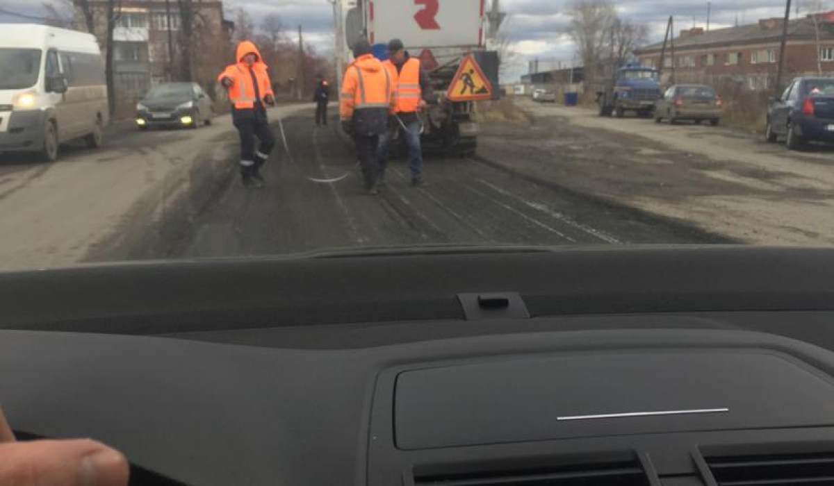 В Артемовском подрядчики экономят на материалах при выполнении госзаказов по строительству. То плитку перекладывают, то асфальт снимают
