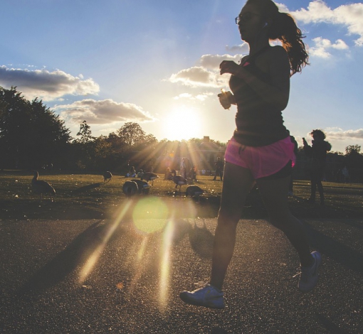 Марафон и бег на длинные дистании - виды легкой атлетики, требующие недюжинной выдержки и тренированности.