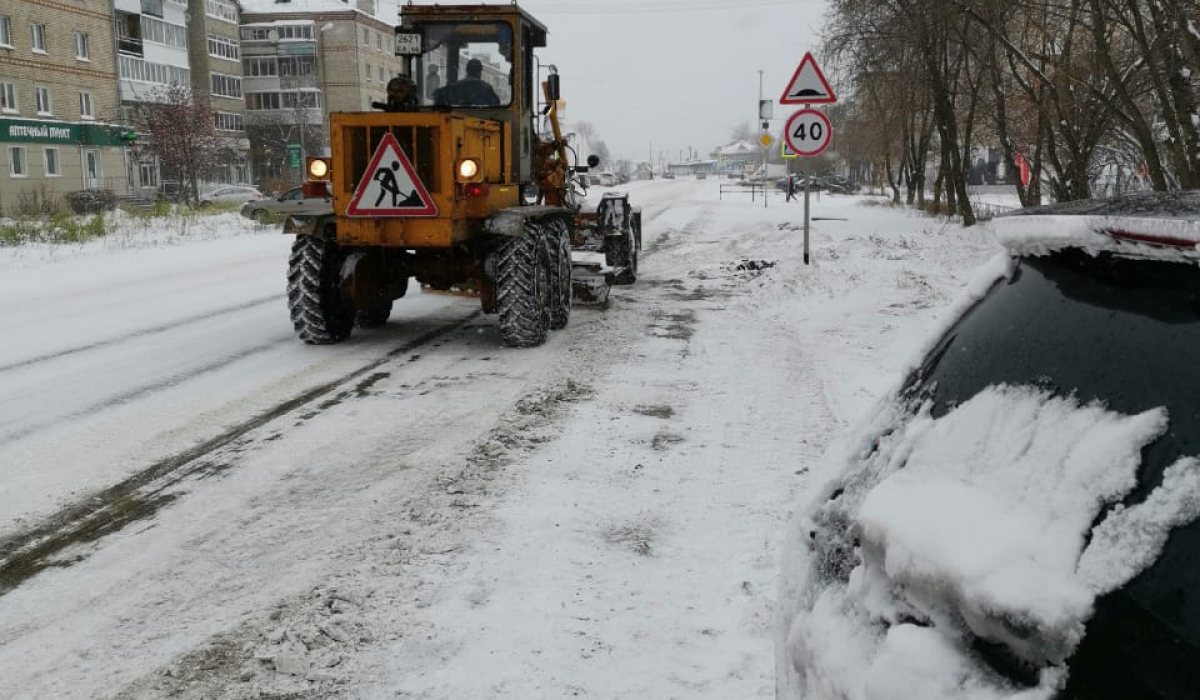 Артемовский накрыло снегом. Дорожники работают второй день без продыха