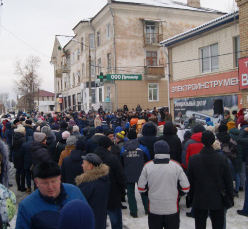 У магазина "Восьмерка" было многолюдно - здесь пороходил розыгрыш крутого телефона.