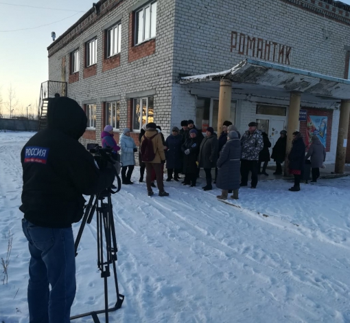 Жители Новостройки собрались у клуба, чтобы рассказать о своих бедах областным корреспондентам.