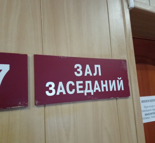 Половина столов в зале заседаний во время сессий Думы могут оставаться пустыми.