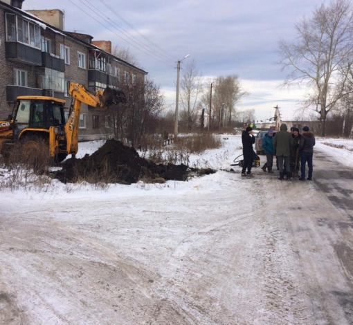 Порывы на сетях водопровода, отказ оборудования заставляют коммунальщиков разрываться между адресами бед.