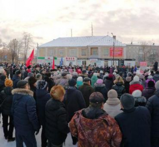 К зданию ТОМС Буланаша на митинг пришли жители поселка - высказать свою боль за будущее детей.