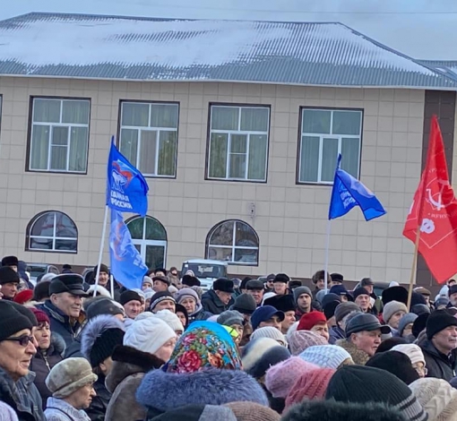 Над головами участников митинга развивались флаги двух оппозициооных друг другу партий.