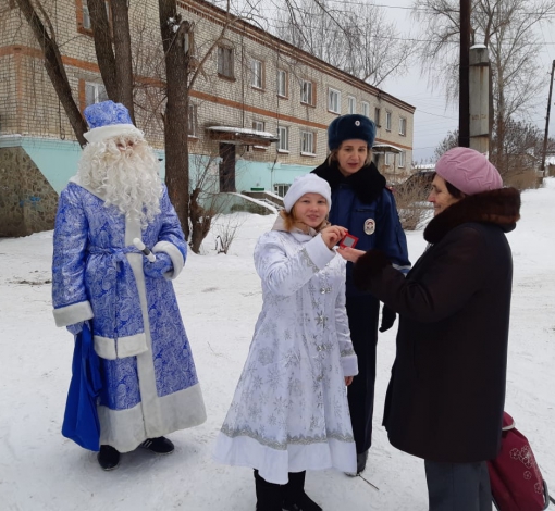 Артемовцы были рады полезным подаркам.