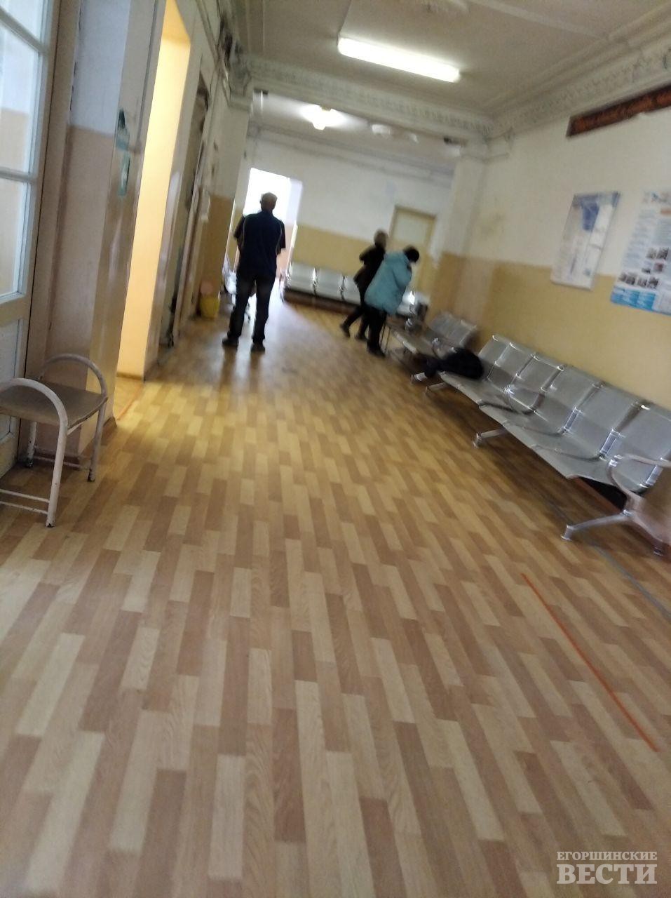 Поликлиника постепенно оживает. Здесь начался прием участковыми и узкими специалистами. Фото: Андрей Барабанов, “ЕВ”.
