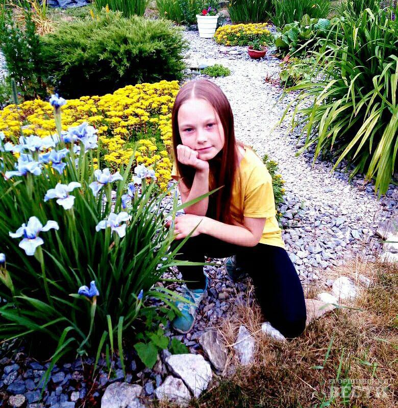Руслана - сама как цветочек на этой яркой клумбе Вшивковых. Фото: Наиля Вшивкова.