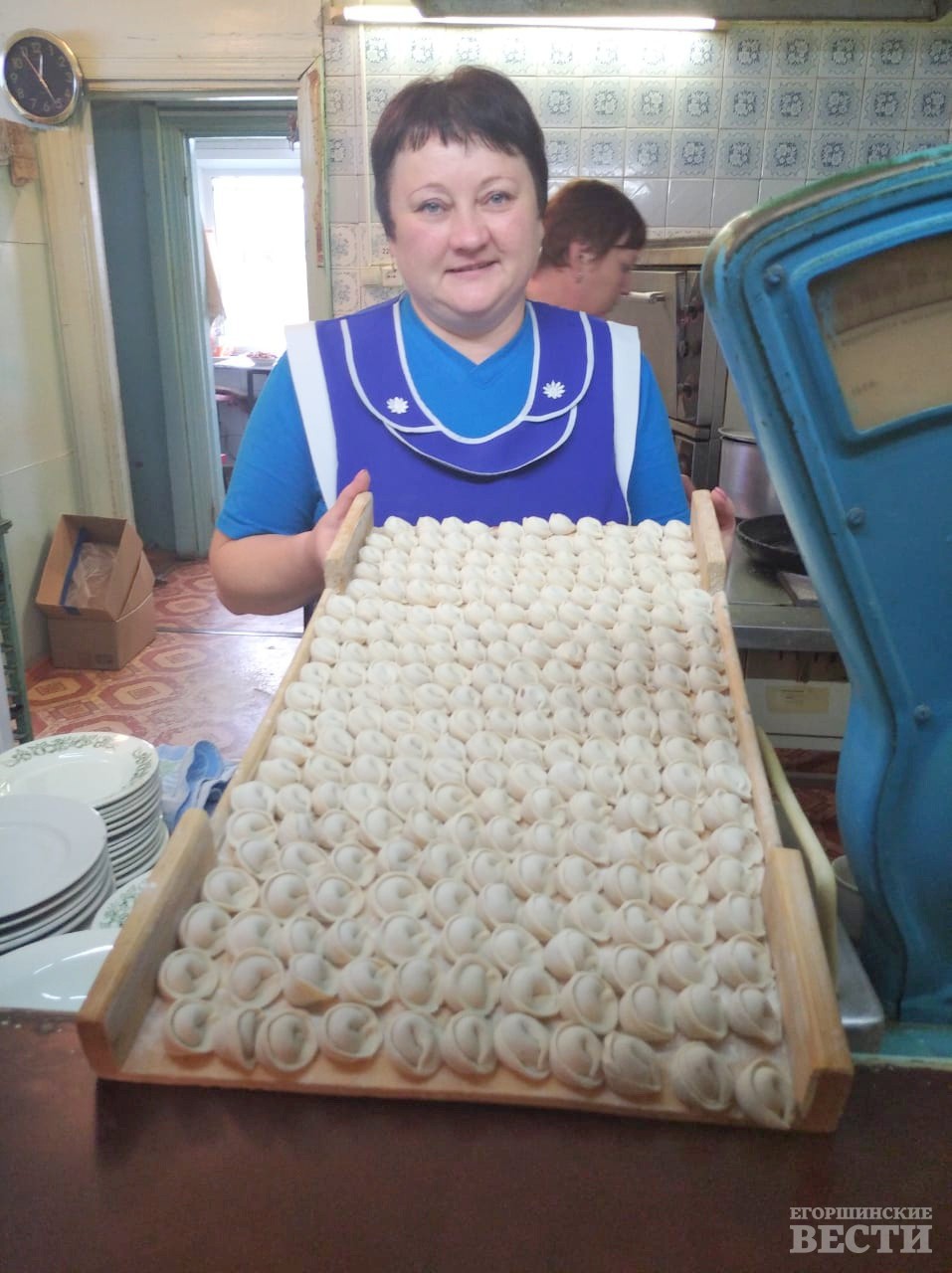 Алена Копылова и повар, и кассир, и буфетчица. Фото: Галина Таскина, 