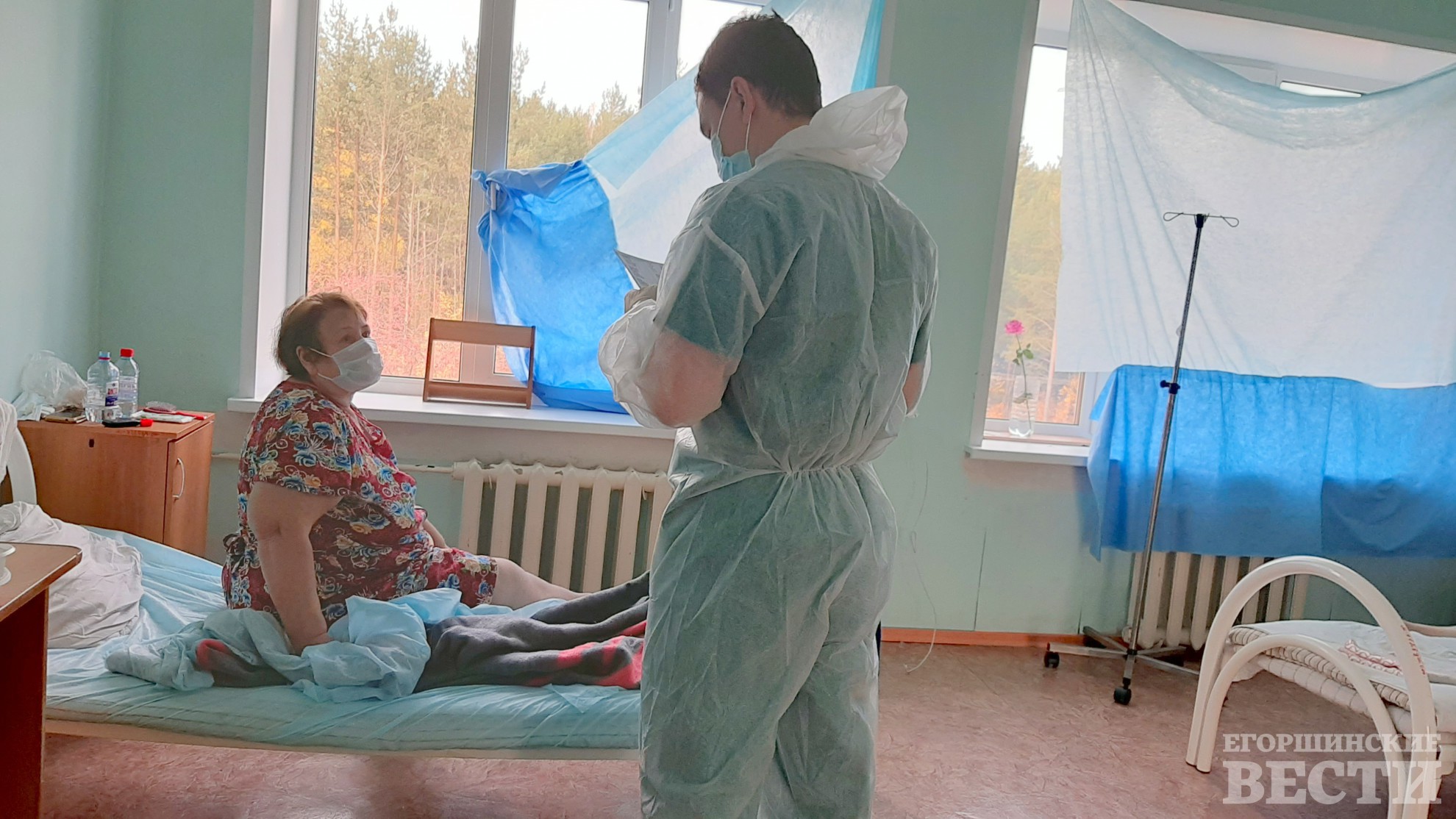 Доктор Павел Ладиков на обходе разговаривает с каждым из семи десятков пациентов инфекции.  Фото: Татьяна Шарафиева, 