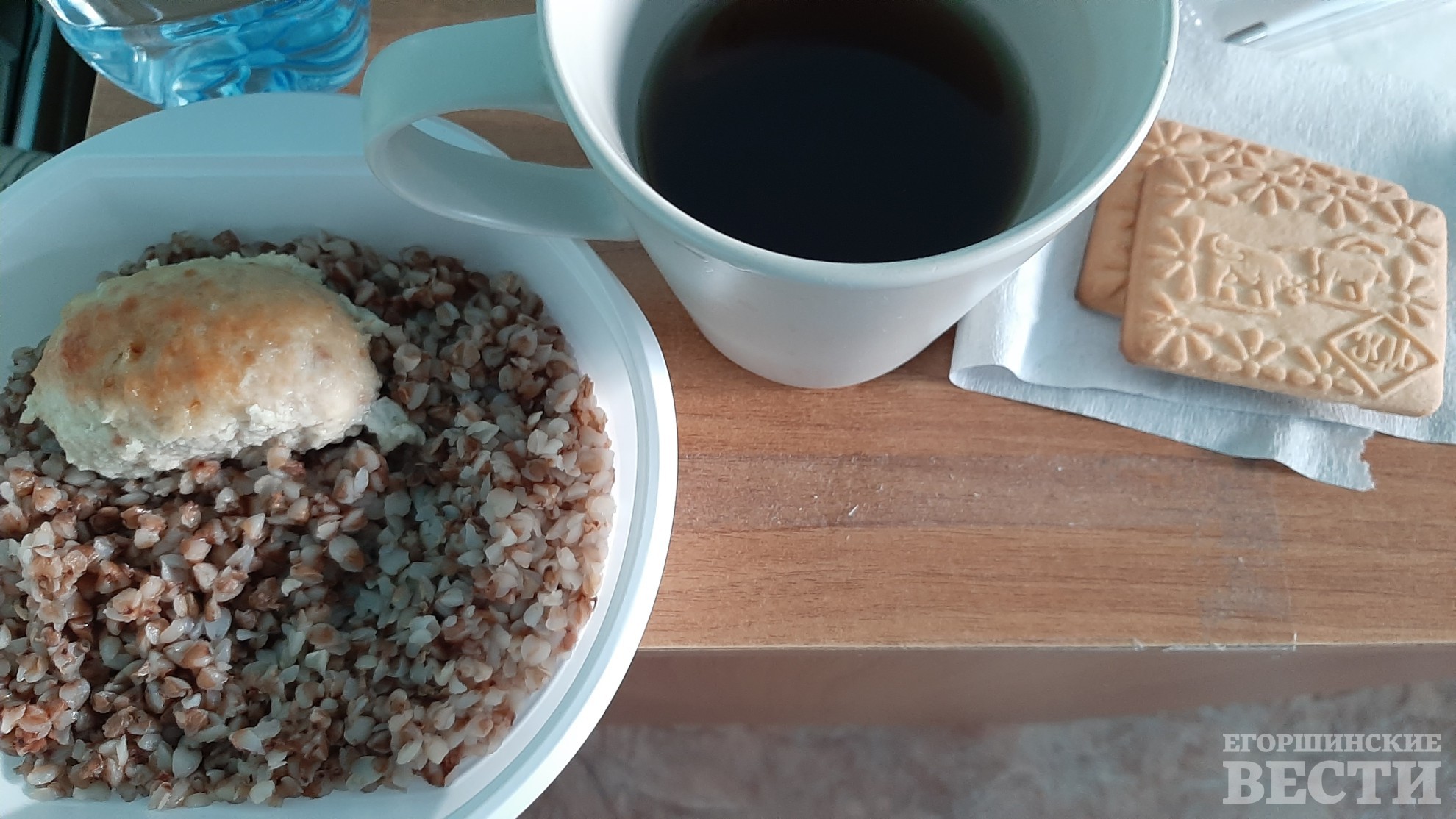 Скромный больничный ужин - куриная котлетка с гречей и пара печенюшек с чаем.  Фото: Татьяна Шарафиева, 