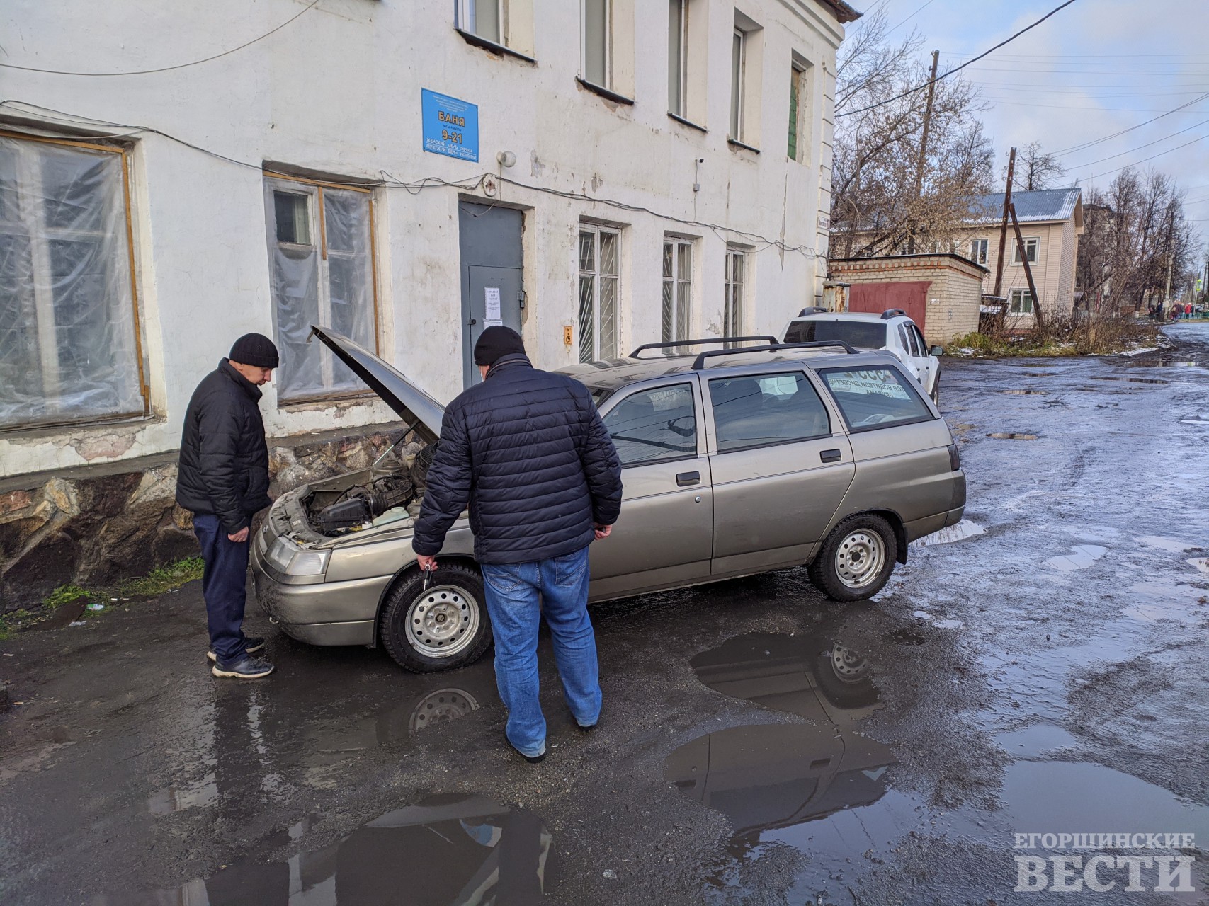 Таксисты пока не устанавливают экраны. Но придется... Фото: Михаил Дудин, 