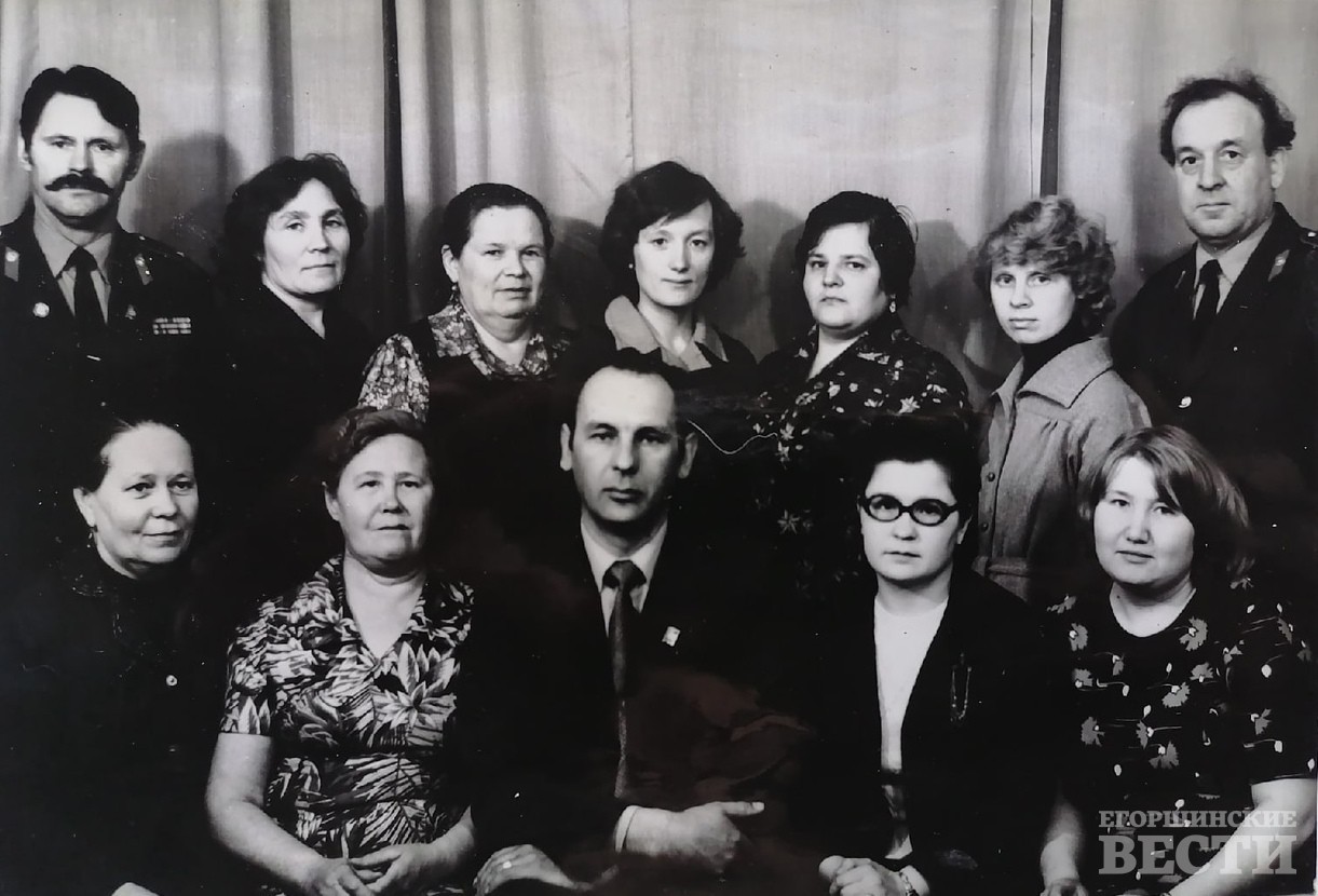 С коллегами по работе.  Фото из семейного архива.