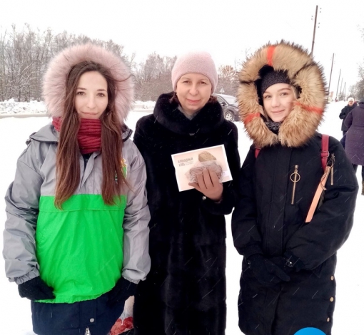 Пайку хлеба, которую давали на день в блокадном Ленинграде школьники раздавали на улицах Артемовского - как память о героических жителях города на Неве. 