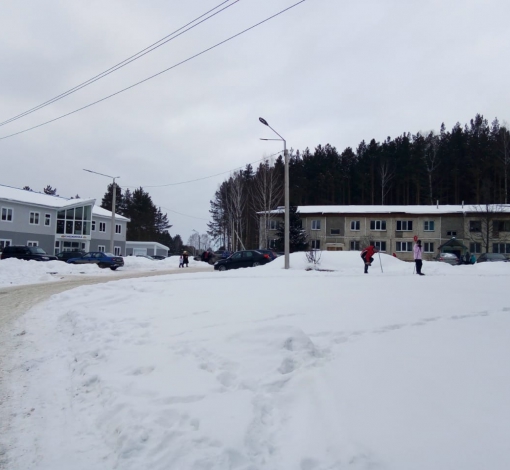 Много лет жители просят построить дорогу к лыжной базе.