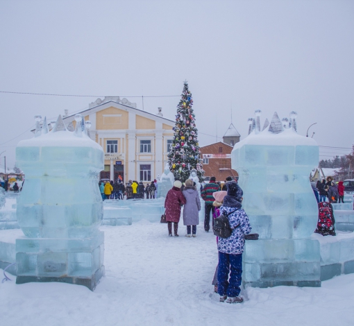 Впервые за много лет на центральной городской площади построили новогодний городок изо льда